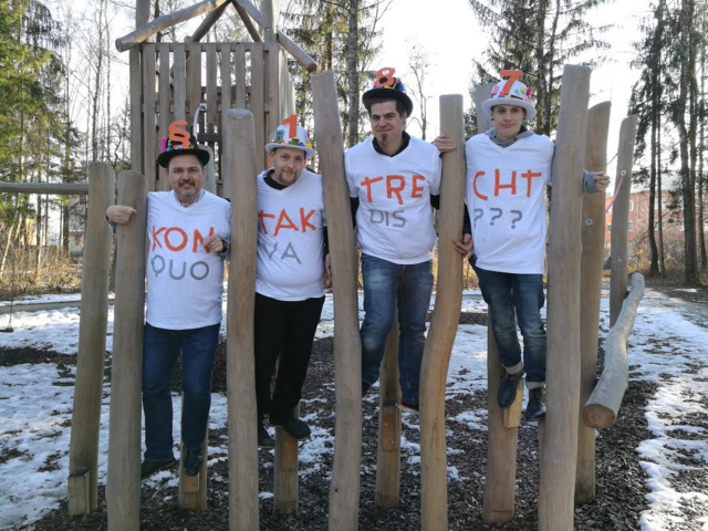 Landesobmann Clemens Costisella (Links) und Landesobmannstv. Andreas Radinger (Mitte) präsentieren mit Unterstützern des Vereins einen Teil der Kostüme