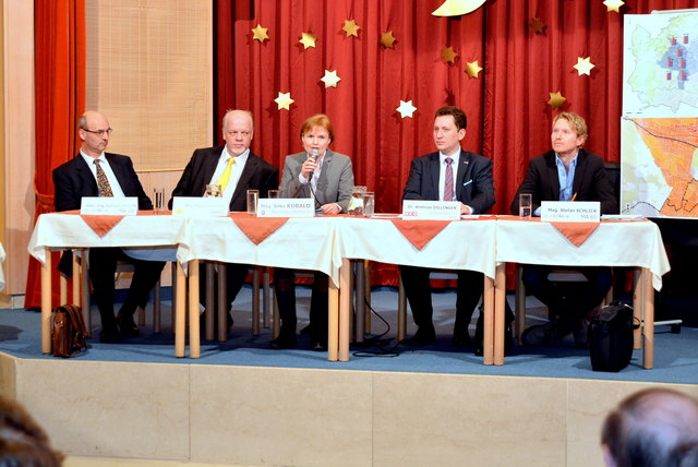 Die Bezirkschefin Silke Kobald (Mitte) informierte an drei Terminen.