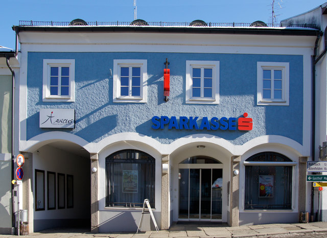 "Der Mietvertrag für die Räume im Obergeschoß der Sparkasse sind fixiert", gibt Bürgermeister Roland Bramel bekannt. | Foto: Foto: Sparkasse Mühlviertel-West