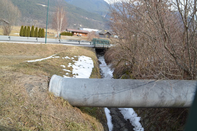 Lehnbach vor der Salzstraße: Hier harmlos, aber nach heftigen Unwettern eine Gefahr für Häuser, Höfe und Gewerbegebiet.
