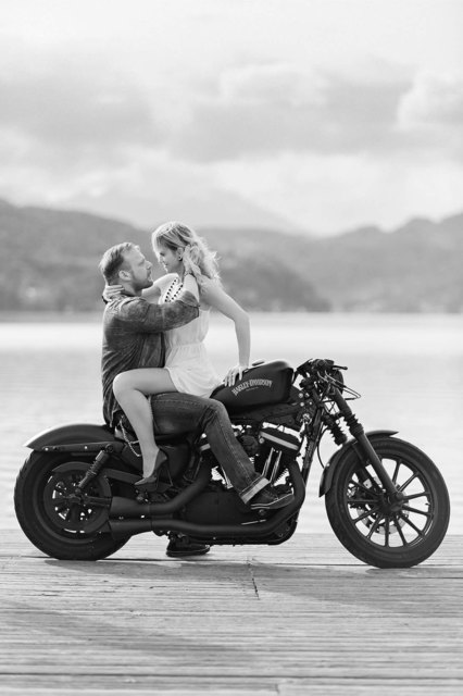 Daniel und Jozica fahren mit der Harley zum Standesamt