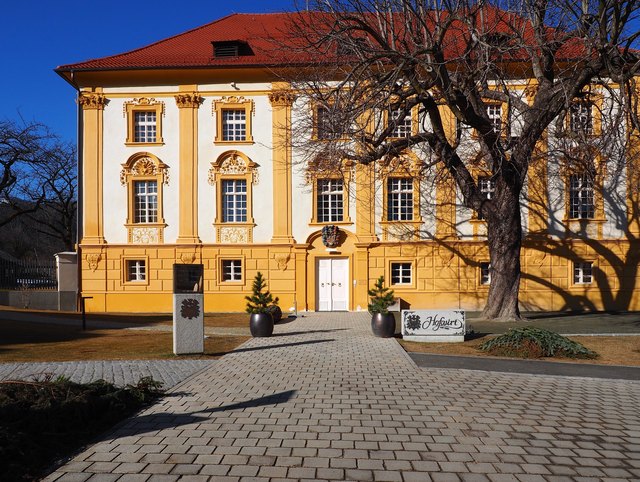 Die wirklich hübsche Fassade vom Hofwirt in Seckau. Ein bauliches Schmuckstück.