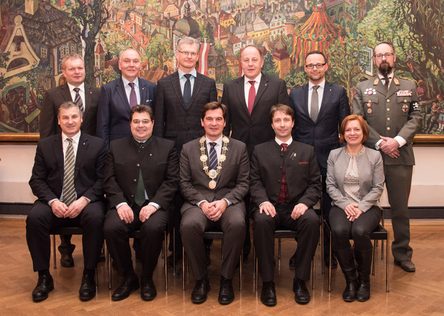 Waidhofens neuer Stadtsenat: Anton Schörghofer, Friedrich Hintsteiner, Erich Leonhartsberger, Franz Sommer, Peter Pfannenstill, Martin Dowalil (hinten v.l.), Peter Engelbrechtsmüller, Vizebürgermeister Mario Wührer, Bürgermeister Werner Krammer, Vizebürgermeister Martin Reifecker und Beatrix Cmolik (vorne v.l.). | Foto: Magistrat