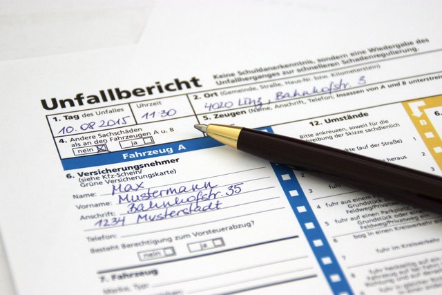 Immer mit dabei im Gepäck: der Unfallbericht. | Foto: lenz
