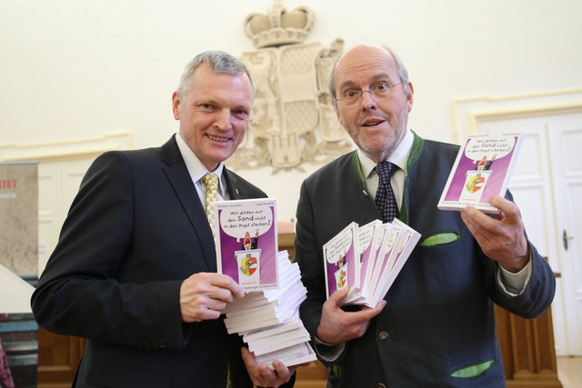 Pärsentation des Buches "Wir dürfen den Sand nicht in den Kopf stecken" zu Versprechern im Salzburger Landtag von Josef Schöchl und Michael Neureiter. | Foto: LMZ/Franz Neumayr