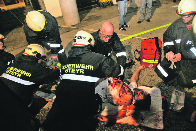 Die Übungen(Bild) und die Ausbildung bereiten die Feuerwehrler auf Extremsituationen vor.