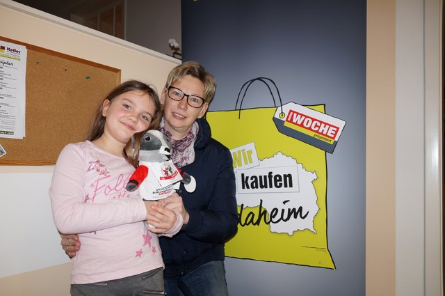 Zur redaktionellen Vorbereitung auf den Weltfrauentag habe ich Bezirksbäuerin Angelika Wechtitsch aus Großradl in unser WOCHE-Büro am Deutschlandsberger Hauptplatz für ein Gespräch eingeladen. Unser Special Olympics-Maskottchen "Lara" is dabei sofort in den Mittelpunkt gerückt - auch meine Tochter Julia ist begeistert von dem kuscheligen Frechdachs.