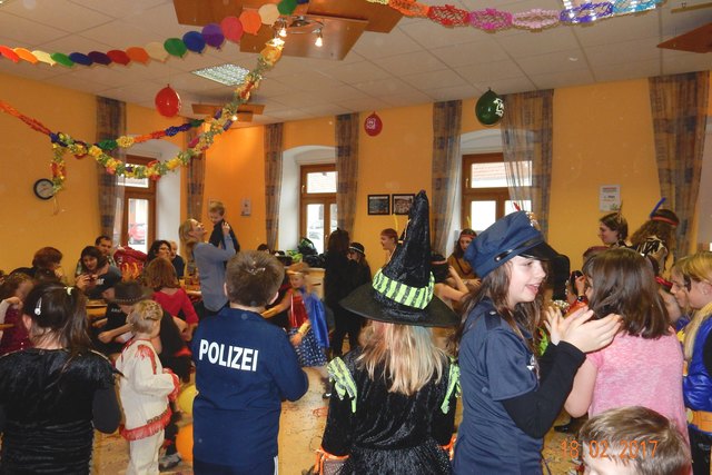 Hoch her ging es beim Kinderfasching in Allentsgschwendt. Foto: Herbert Allinger.