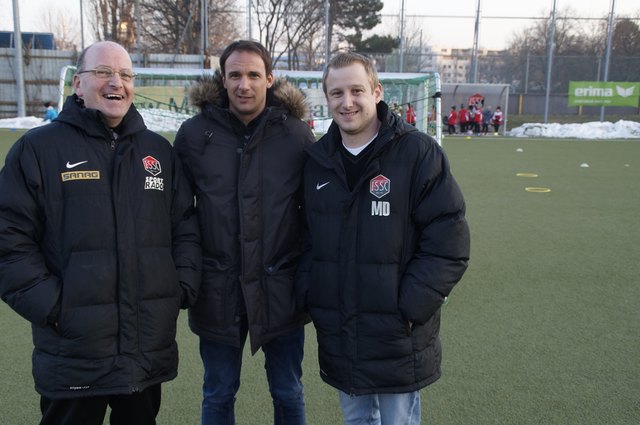 Der Neue: Dominik Voglsinger zwischen Obmann Mirko Sraihans (l.) und seinem Vize Michael Dedic (r.).