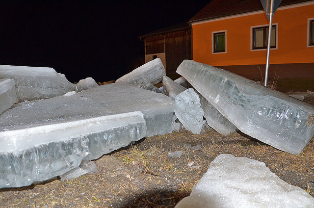 25 Zentimer dicke Eisschollen lösten sich, stauten das Wasser und führten in Vestenpoppen zu Überflutungen | Foto: © BFK Waidhofen / Stefan Mayer