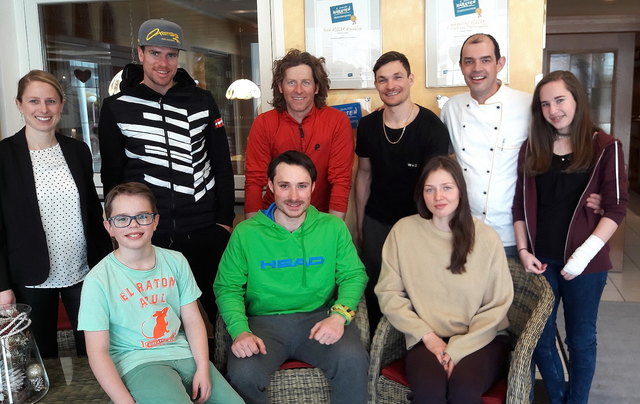 Die Hoteliers mit den Sportlern beim gemeinsamen Fotoshooting | Foto: KK