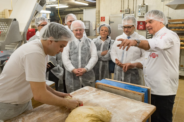 Viele kleine Handgriffe begleiten die Krapfenproduktion in der Backstube im Hause Jindrak. Foto: Foto Kerschi