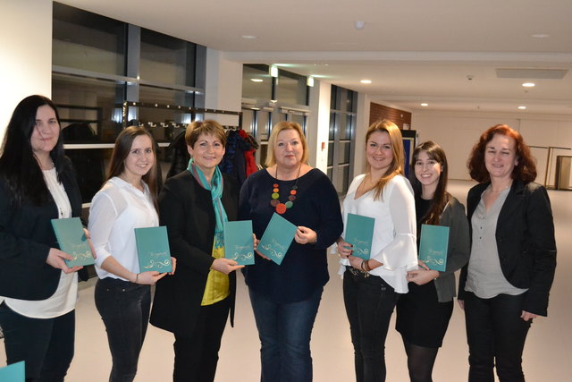 Projektbetreuerin Maga Veronika Raith, Beatrice Hahn, LSI Helene Schütz-Fatalin, Dir. Johanna Dorner-Resch, Nina Granabetter, Selma Grünwald und Autorin Theresia Bauer | Foto: Grünwald