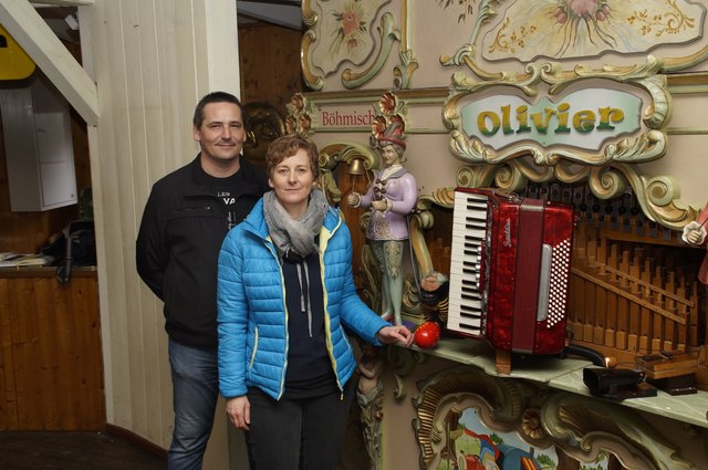 Vor der neuen Orgel: Geschäftsführerin Andrea Hilser und der technische Leiter Michael Temper.