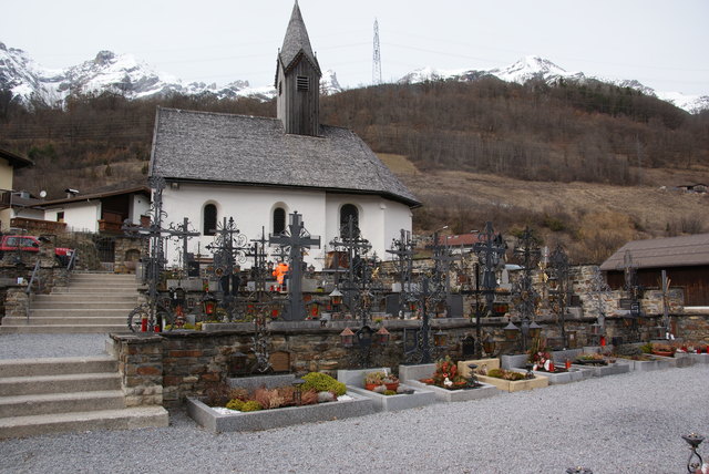 Der Friedhof in Pians mit seinen schmiedeeisernen Kreuzen wird in einer ersten Bauphase um 280.000 Euro netto erweitert.