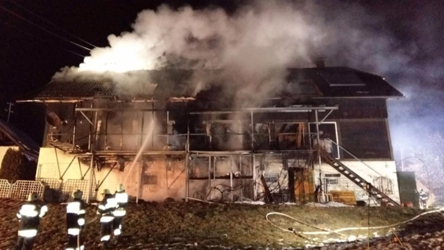 Haus in Vollbrand: So sah Yulia Haybäcks Haus in der Nacht des Feuers aus | Foto: FF Lind ob Velden