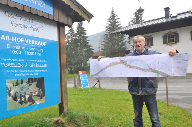 Simon Hechenberger kämpft um eine Verlegung der Straße, die seinen Betrieb durchschneidet.
