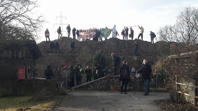 "Blockieren statt studieren" steht auf dem Transparent der Demonstranten.