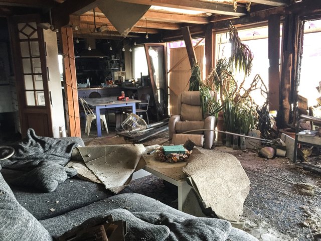 Ein Bild der Verwüstung: Das Blick dem Ehepaar vom  Wohnzimmer