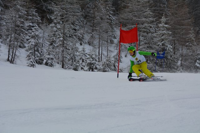 Die Skifahrer rasten in Lackenhof am Ötscher die Piste hinab.