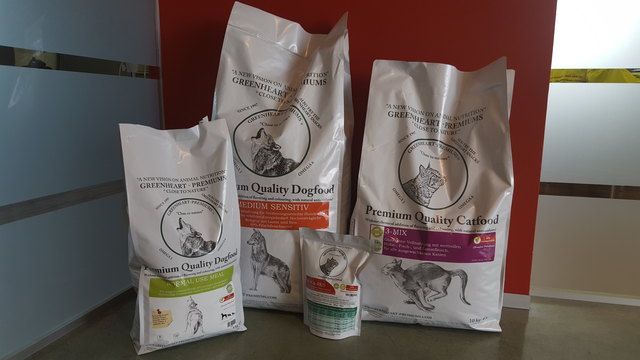 Zeig uns dein liebstes Haustierfoto und gewinne einen Jahresvorrat an Tierfutter der Marke "Greenheart". Greenheart Premiums ist chemiefreies Hunde und Katzen Trockenfutter