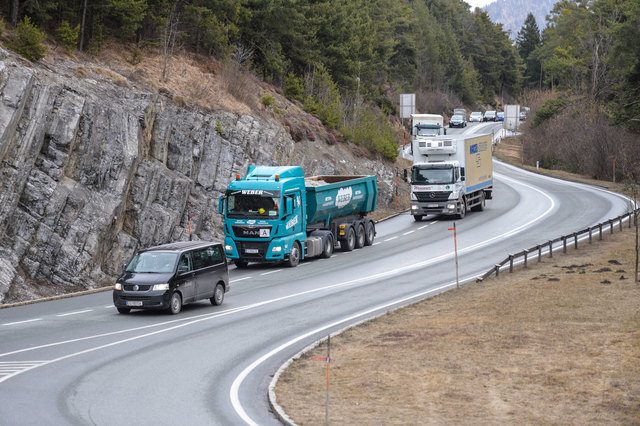 PKW- und LKW-Kolonne am Zirler Berg wird vom Schottertransport an bestimmten Stellen vorbei gelassen. | Foto: zeitungsfoto.at