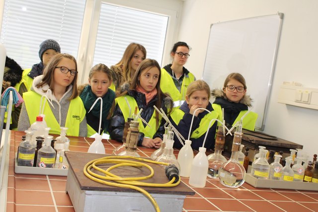 Den Schülerinnen wurde im Labor die Ausbildung zum Labortechniker und Chemieverfahrenstechniker genau erläutert