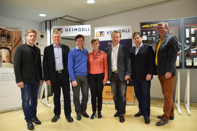 Chefinspektor Andreas Bandion (re.) mit Wirtschaftspark Wienerwald-Chef Michael Holzer und Bürgermeisterin Claudia Bock, sowie den anwesenden Vertretern der Firma Internorm Plattner, TO Consulting und Heimdall.