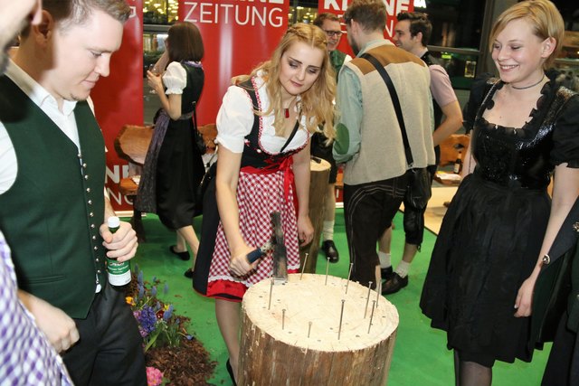 Nagelbaumstamm, Hochzeitsspiel