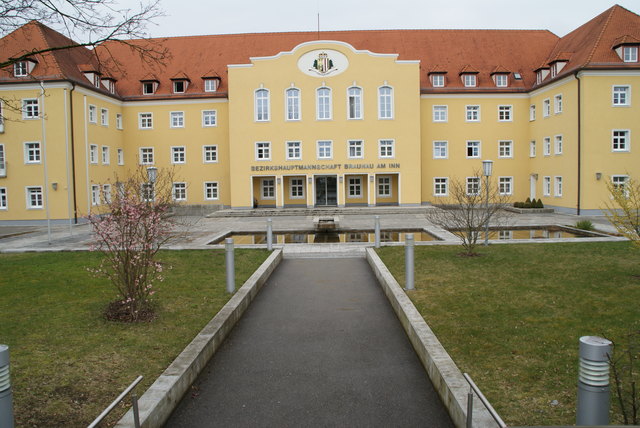 Heute Nacht, 25. Februar 2017, brachen unbekannte Täter in die Bezirkshauptmannschaft in Braunau ein.