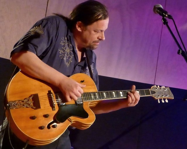 Christian Masser singt Blues und Country-Songs.
