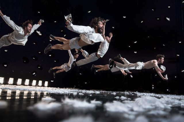 "In Spite of Wishing and Wanting" ist ein furioser Tanz für elf Männer. | Foto: Danny Willems