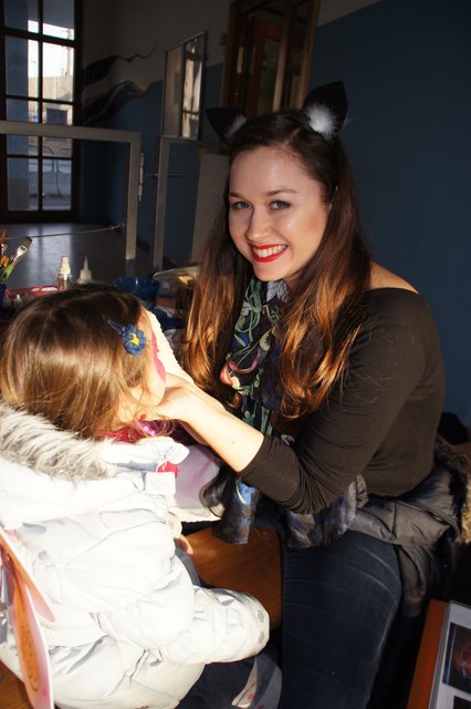 Barbara Mattner schminkt alle, die sich verwandeln wollen.