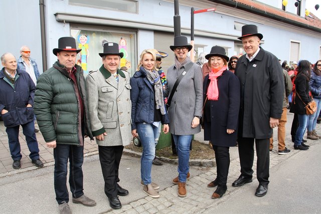 Josef Niggas, Barbara Eibinger, Ridi Steibl und Helmut Holzapfel mit Begleitung