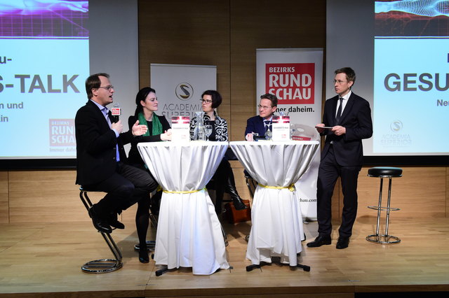Sie gaben Einblicke in ihre Arbeit: Markus Hengstschläger, Petra Apfalter, Daniela Gattringer und Andreas Gruber beantworteten die Fragen von BezirksRundschau-Chefredakteur Thomas Winkler (v. l.).
