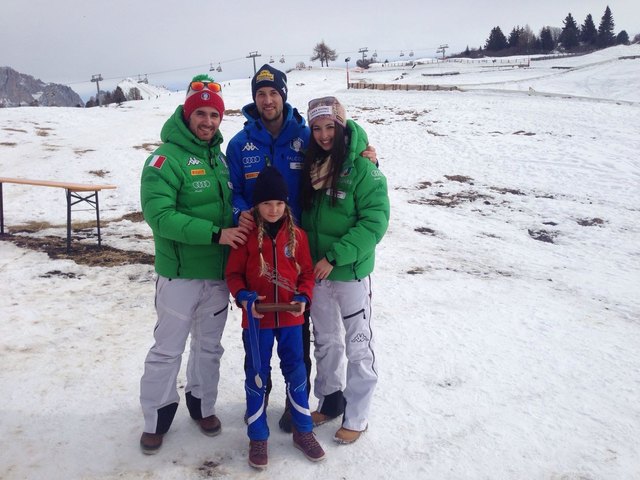 Die Silbermedaillengewinnerin Naomi Thöni mit den Superstars der Naturbahnrodler Gruber Alex, Patrick Pigneter und Greta Pingera (alle Weltmeister) | Foto: Sportverein Ried