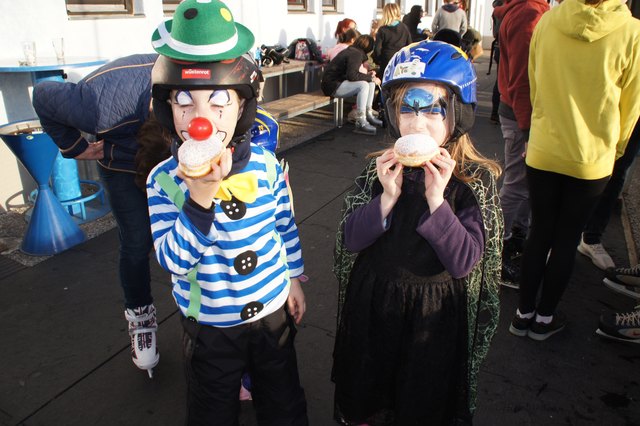 David und Annemarie genießen die Kremser Krapfen.
