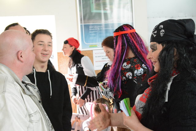 Die Gäste wurden von den Tagesmüttern beim Eingang der Halle begrüsst.