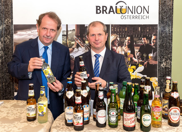 Brau Union Österreich Generaldirektor Markus Liebl (links) und Viktor Gillhofer, Leitung Geschäftsfeld Lebensmittelhandel, präsentierten einen Rückblick auf das Jahr 2016 sowie einen Ausblick auf die Innovationen 2017. | Foto: Brau Union Österreich / VOGUS