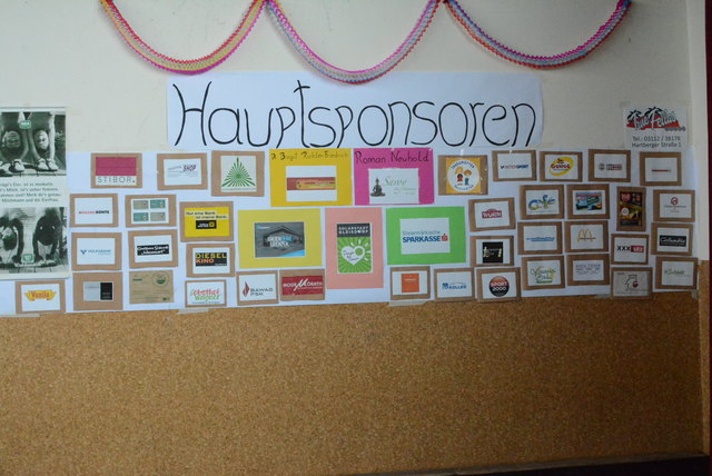 An einer Wand wurden die Sponsoren aufgelistet.