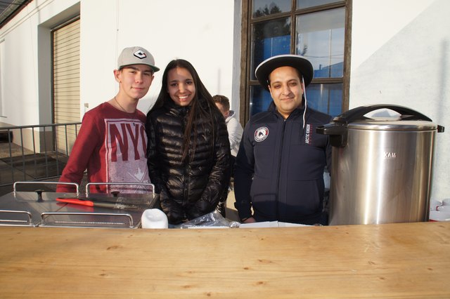 Andre Gabauer, Alina Steurer und Mr. Eislaufplatz-Buffet Georgian Olteanu