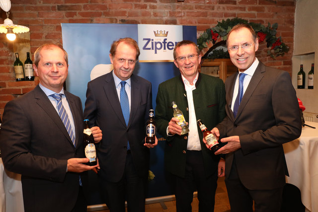 Viktor Gillhofer, Markus Liebl, Andreas Stieber und Andreas Hunger aus dem Management Team der Brau Union Österreich präsentierten in Linz die Ergebnisse. | Foto: Brau Union Österreich / Cityfoto