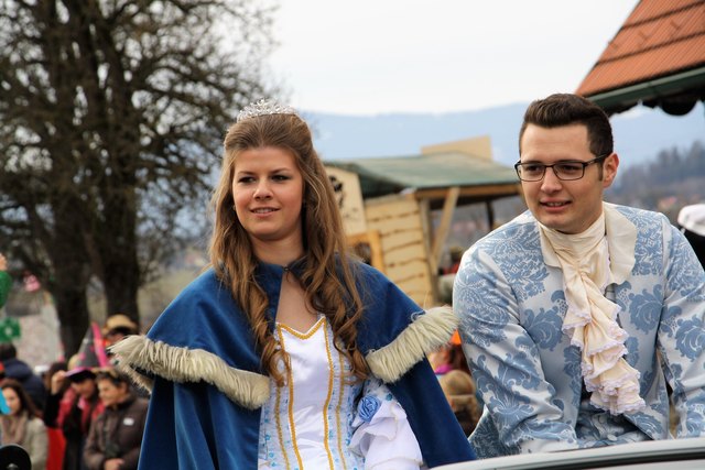 Stefanie Schmer und Mario Habersack führten als Prinzenpaar den Dobler Faschingsumzug an.