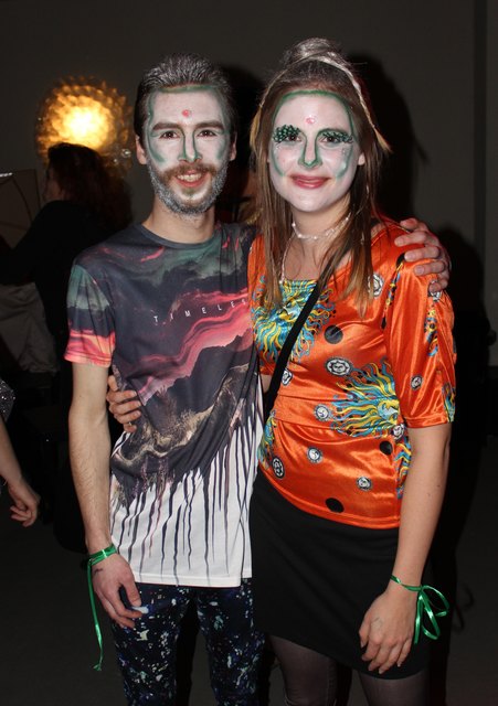 Auf dem Ball waren auch allerlei Aliens, im Bild Jonathan und Isabella.
