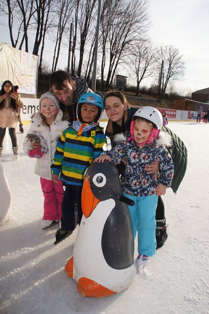 Familie Berger-Beran auf Eis: Vater Manfred und Mutter Sandra mit den Kindern Annalena, Leon und Alina.