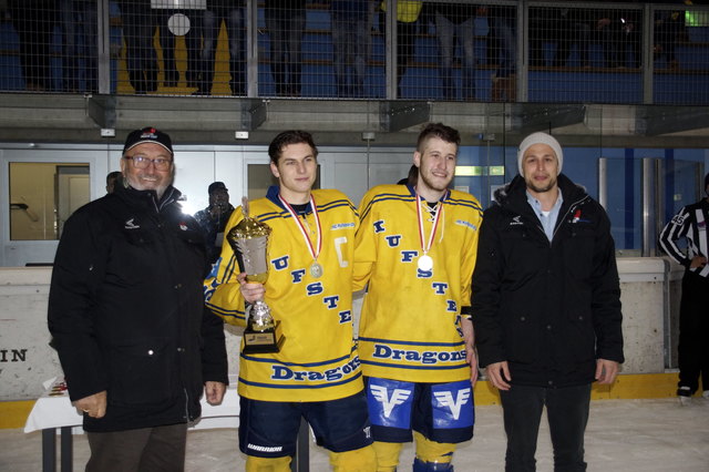 Capitän des HC Kufstein Dragons II Julian Exenberger (li) und Luca Dalpiaz bekamen den Pokal von den Funktionären des Tiroler Eishockey Verbandes überreicht. | Foto: Regionalsport.at