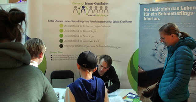 Forschung bringt Zukunft, Dr. Martin Laimer (SALK) informiert Jugendliche | Foto: HKroBild