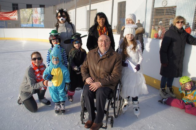 Jury und Sieger: Stadtrat Albert Kisling (vorne, Bezirksblätter Krems-Geschäftsstellenleiterin Doris Necker und Birgit Müller von der Stadt Krems (dahinter). Links: Eva Reinisch mit Dino Alexander, dahinter Katze Nela mit Sohn David und dessen Freundin Annemarie, rechts: Eisengel Selina Stegmaier
