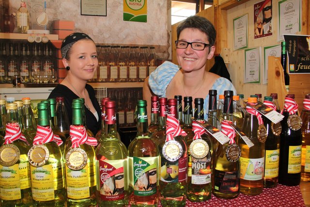 Auf der "Ab Hof": Julia Fehringer und Leopoldine Adelsberger. | Foto: Michael Permoser