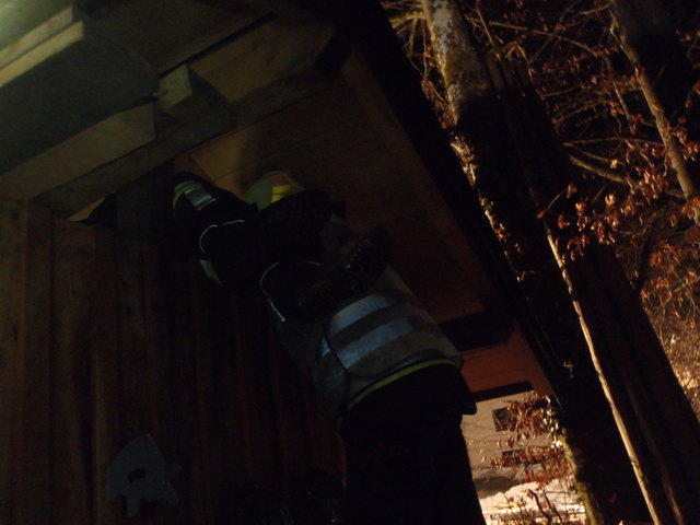 Eine Gartenhütte in der Dumbastraße fing am Faschingsamstag Feuer.